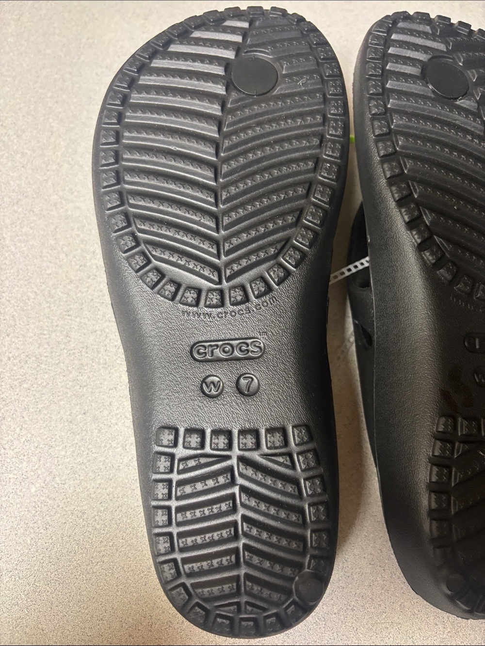 BNWT WOMENS CROCS Black Flip Flop Sandals with ICONIC COMFORT SIZE 7 - Picture 5 of 5
